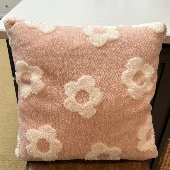 2 Pink Chenille Pillow Cover White Floral Motif 18x18 with insert. Zip closure. - Picture 6 of 6